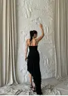GÜLLÜ ELBİSE ASİMETRİK KATLI - Siyah