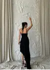 Omarı Asimetrik Katlı Siyah Güllü Elbise