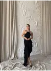 GÜLLÜ ELBİSE ASİMETRİK KATLI - Siyah
