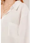 Omarı Hafif Ve Şık Beyaz Oversize Gömlek