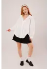 Omarı Hafif Ve Şık Beyaz Oversize Gömlek