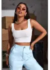 Omarı Beyaz Kalın Askılı Crop Top Büstiyer - Yazın Şıklığına Adım Atın!