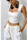 Omarı Beyaz Kare Yaka Kalın Omuz Detaylı Crop Top Bluz