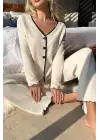 Kadın Beyaz Örme Kumaş V Yaka Düğmeli Rahat Şık Pijama Takımı