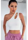 Omarı Tek Omuz Detaylı Beyaz Crop Top Bluz