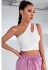 Omarı Tek Omuz Detaylı Beyaz Crop Top Bluz