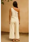 Omarı Şık Tek Omuzlu Beyaz Bluz ve Geniş Paça Pantolon Takımı