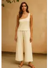 Omarı Şık Tek Omuzlu Beyaz Bluz ve Geniş Paça Pantolon Takımı