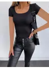 Omarı Rahat ve Şık Kadın Kısa Kollu Bluz