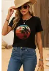 Omarı Tropikal Esinti: Kadın Kısa Kollu Palmiye Desenli T-shirt