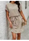 Kadın Kısa Kollu Yuvarlak Yaka Beli Kuşaklı Geometrik Desenli Süprem Elbise