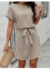 Kadın Kısa Kollu Yuvarlak Yaka Beli Kuşaklı Geometrik Desenli Süprem Elbise
