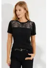 Kadın Kısa Kollu Yuvarlak Yaka ön Dantel Detaylı Viskon Bluz