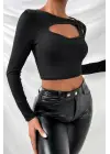 Omarı Siyah Göğüs Dekolteli Çapraz Askılı Crop Top Bluz