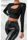 Omarı Siyah Göğüs Dekolteli Çapraz Askılı Crop Top Bluz