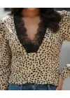 Kadın Uzun Kollu önden Derin Dantel Yaka Leopar Desenli Dalgıç Bluz