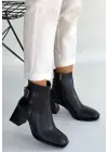 Kanda Siyah Cilt Topuklu Bot