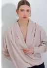 Krem Kruvaze Yaka Dökümlü Saten Bluz 0492