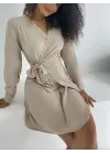 Omarı Kruvaze Yaka Fırfırlı Bağlamalı Elbise - Bej