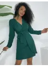 Kruvaze Yaka Bağlamalı Fırfırlı Ayrobin Elbise   -Zümrüt