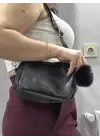 Omarı Şık ve Pratik Siyah Ponponlu Çanta