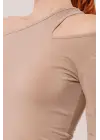 Omarı Omuz Dekoltesiyle Dikkat Çeken Krem Bluz