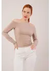 Omarı Omuz Dekoltesiyle Dikkat Çeken Krem Bluz