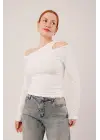 Omuz Dekolte Detaylı Beyaz Bluz