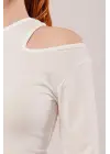 Omuz Dekolte Detaylı Beyaz Bluz