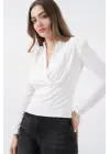 Şık Omuz Vatkalı Kruvaze Yaka Bluz - Beyaz