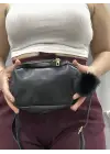 Omarı Şık ve Pratik Siyah Ponponlu Çanta