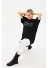 Omarı Siyah Taş Desenli Oversize T-Shirt