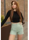 Omarı Şıklığı ve Konforu Bir Arada Sunan Esnek Yüksek Bel Çizgili Şort