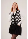 Omarı Siyahtan Beyaza Zikzak Geçişli Triko Yelek