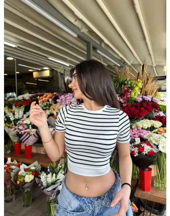 Omarı Beyaz Çizgili Manşetli T-Shirt