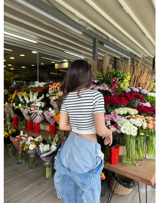 Omarı Beyaz Çizgili Manşetli T-Shirt