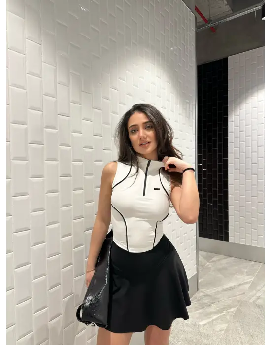 Beyaz Fermuarlı Bilyeli Bluz