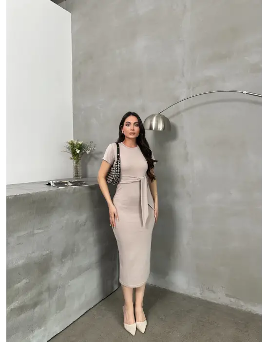Kuşaklı mdl esnek kumaşlı elbise bej pt