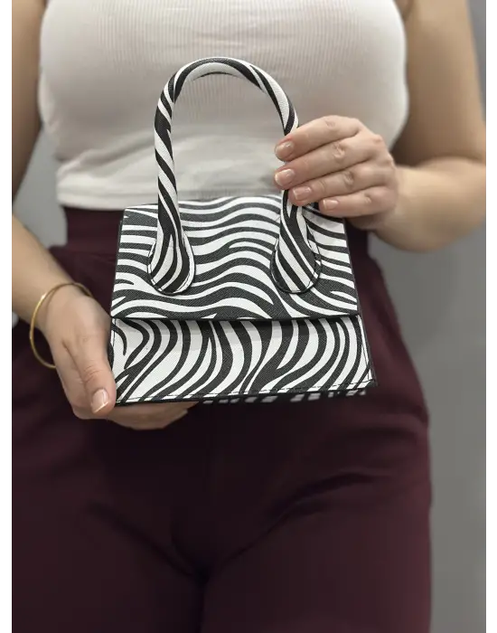 Omarı Şık Siyah Beyaz Deri Cilt Çantası