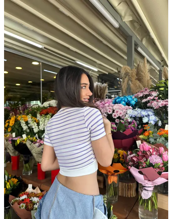 Omarı Şık Mor Çizgili Manşetli T-Shirt