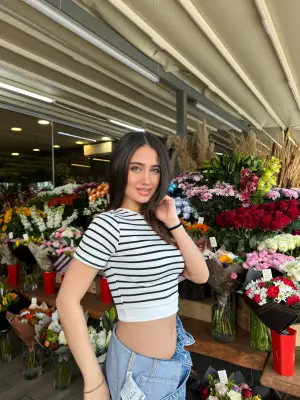 Omarı Beyaz Çizgili Manşetli T-Shirt