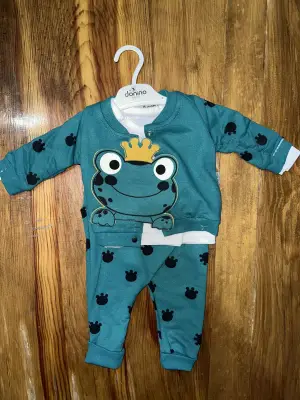 Omarı Sevimli Kurbağa Desenli Bebek Takımı Mavi