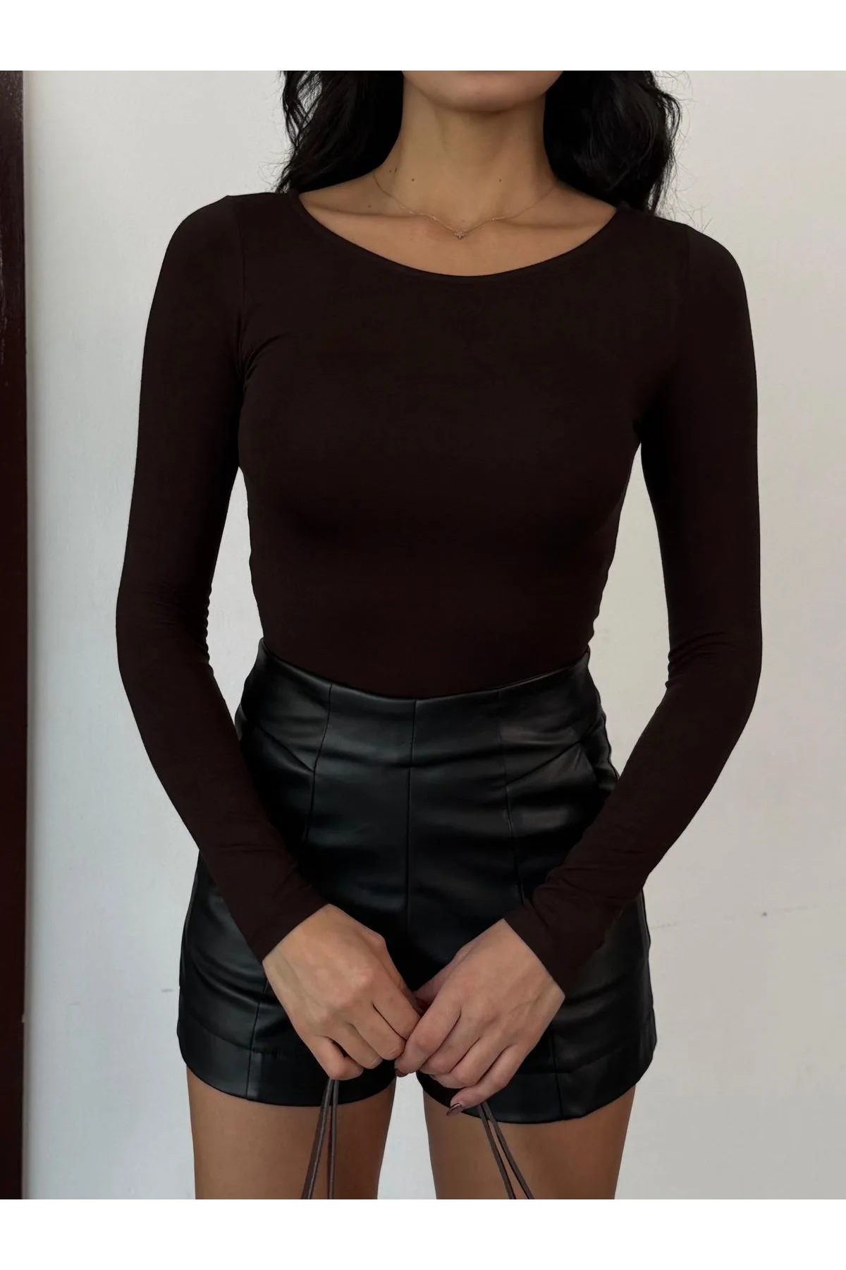 Kadın Açık Yaka Uzun Kollu Basic Body Bluz Kahverengi