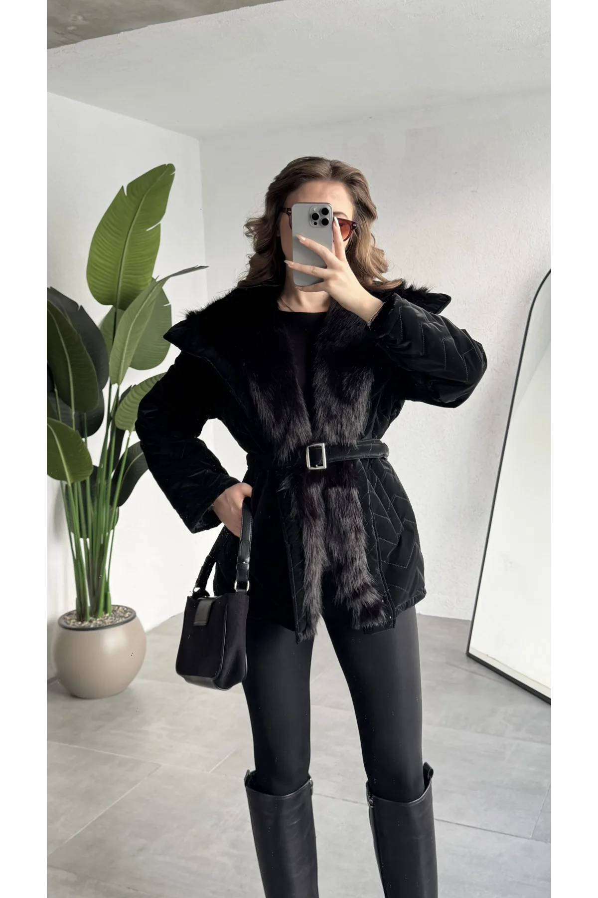 Kadın Siyah Kürk Yaka Kemerli Şişme Mont Kışlık Uzun
