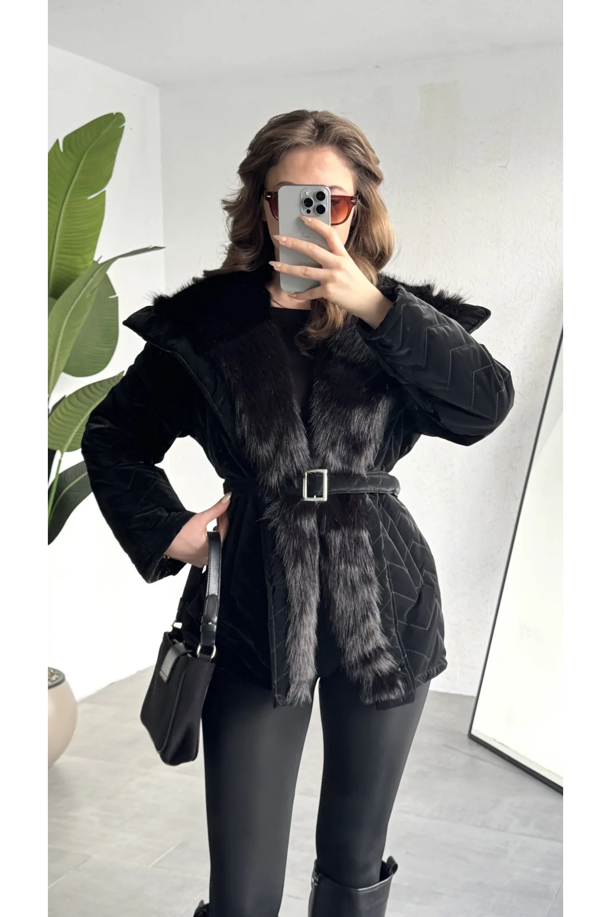 Kadın Siyah Kürk Yaka Kemerli Şişme Mont Kışlık Uzun