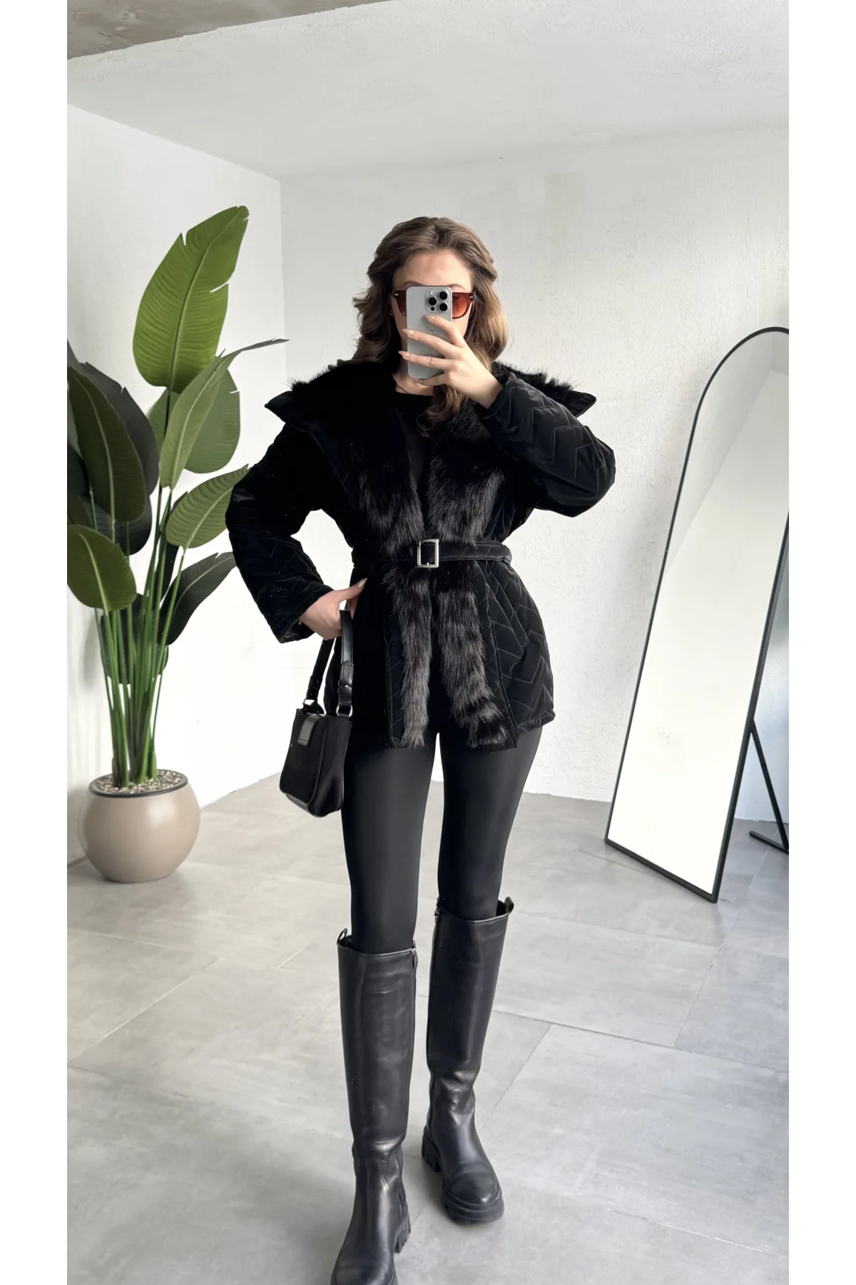 Kadın Siyah Kürk Yaka Kemerli Şişme Mont Kışlık Uzun