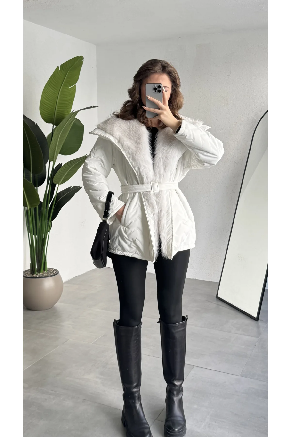 Kadın Beyaz Kürk Yaka Kemerli Şişme Mont Kışlık Uzun