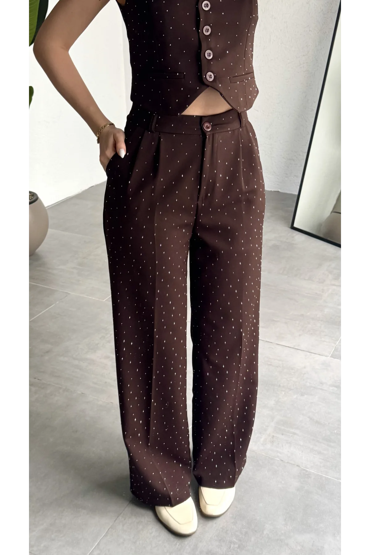 Kadın Kahverengi Pırıltı Taşlı Düğmeli Kolsuz Yelek Pileli Palazzo Pantolon Takım