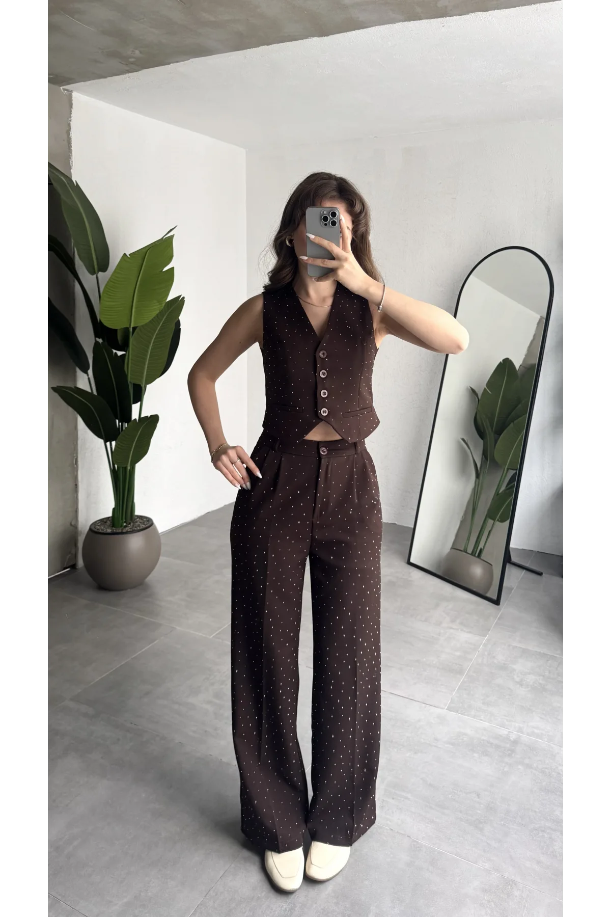 Kadın Kahverengi Pırıltı Taşlı Düğmeli Kolsuz Yelek Pileli Palazzo Pantolon Takım