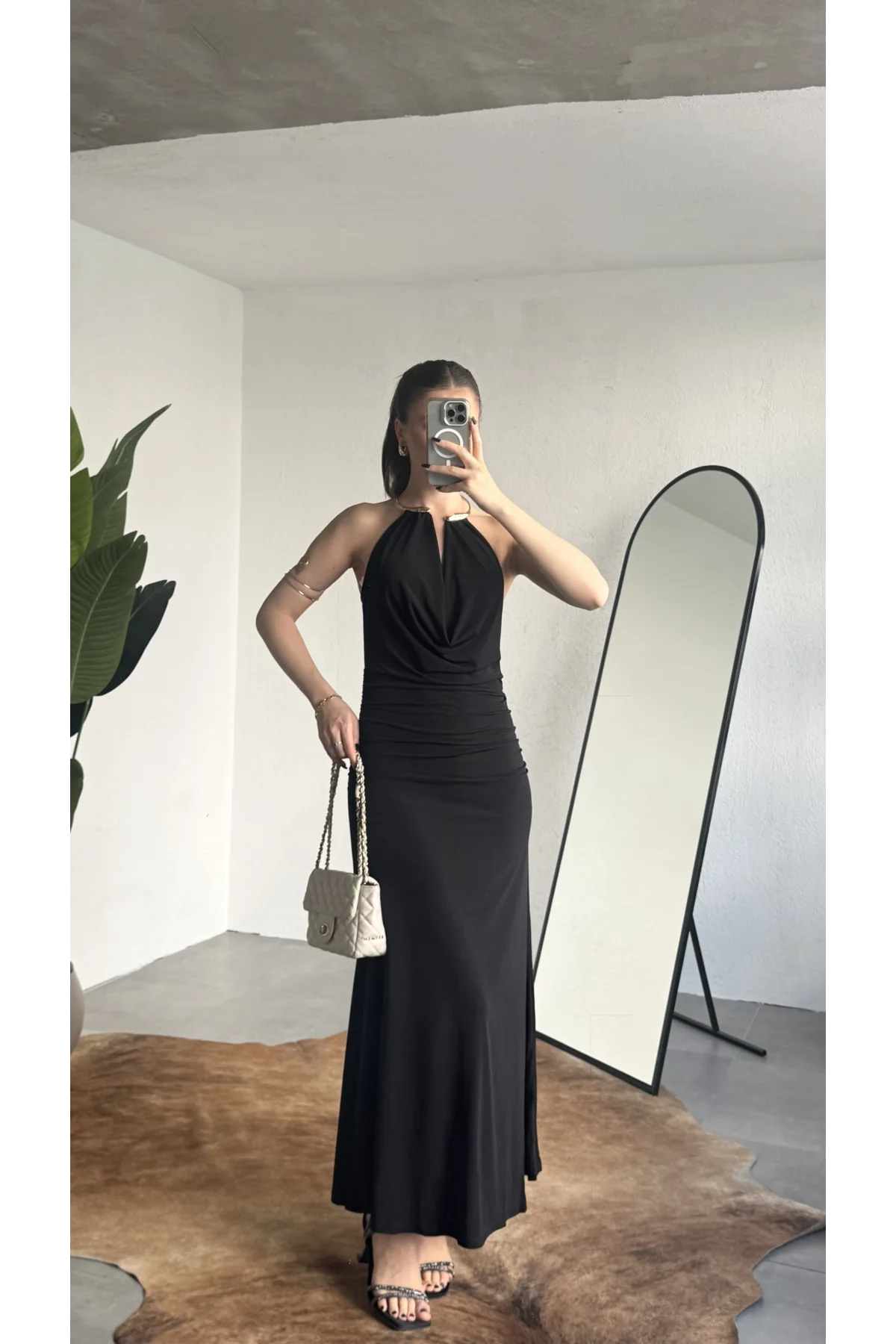 Kadın Siyah Halter Yaka Gold Aksesuarlı Maxi Uzun Boy Abiye Elbise Drapeli Sırt Dekolteli